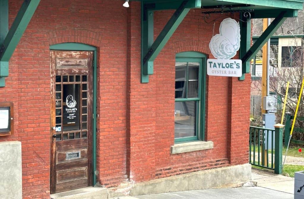 Tayloe's Oyster Bar outside